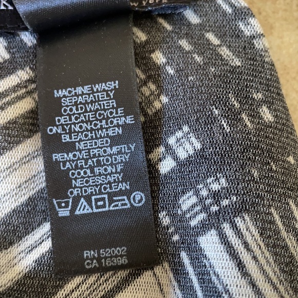 Kenneth Cole sheer top woman’s small
Sleeveless wave pattern black/white cami - Picture 6 of 9